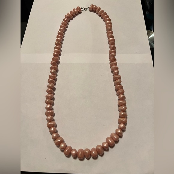 1980s faux pearl pink necklace - Picture 2 of 3